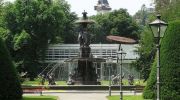 … und jetzt im Grazer Stadtpark (http://commons.wikimedia.org/wiki/File:Stadtpark_Graz_-_Springbrunnen2.jpg)